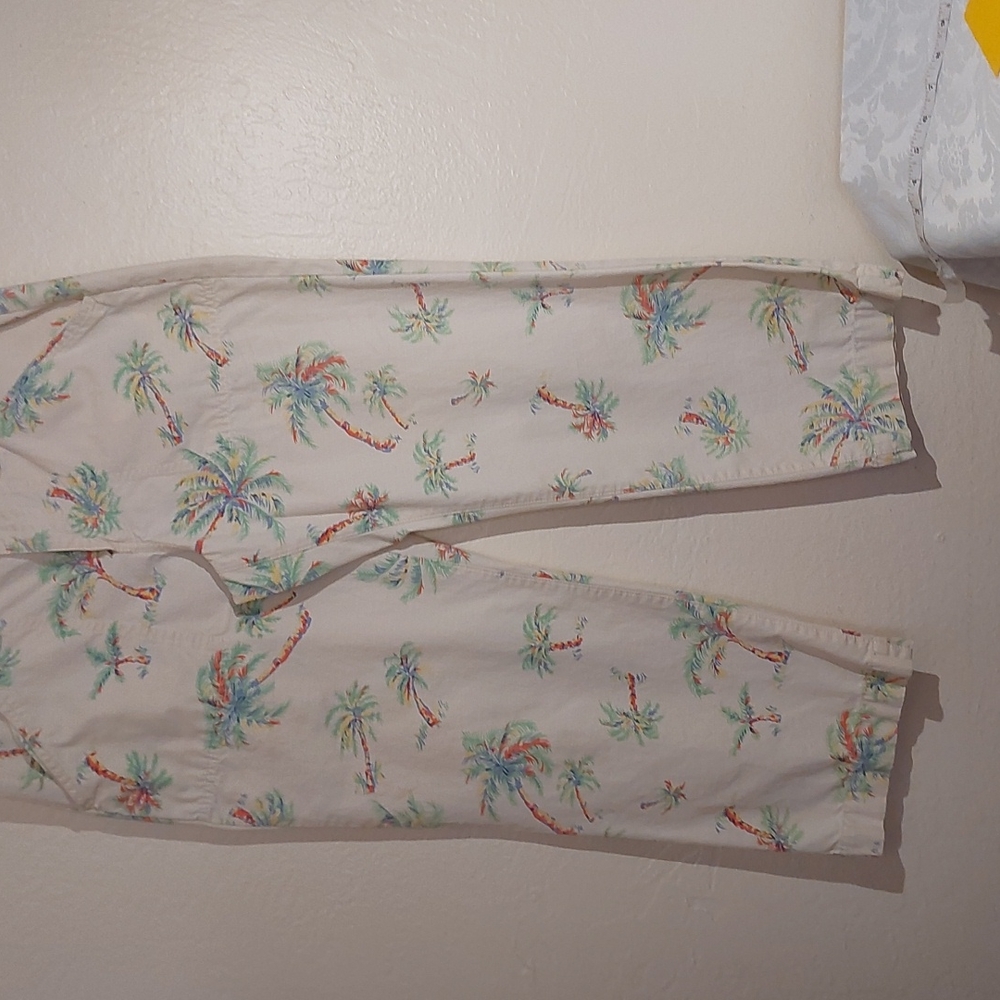 TOMMY HILFIGER clam digger pants. Size 6. Pre-owned good condition.
